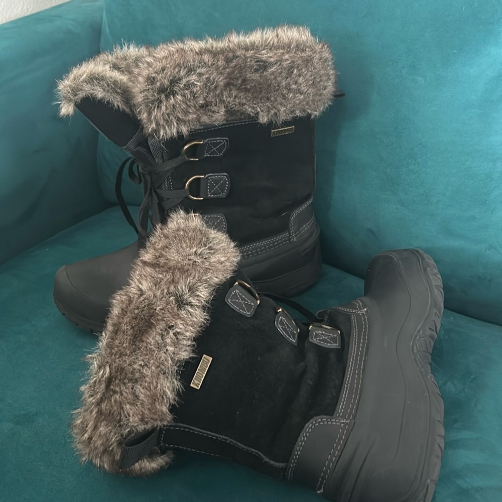 Women’s Khombu black suede rubber boots